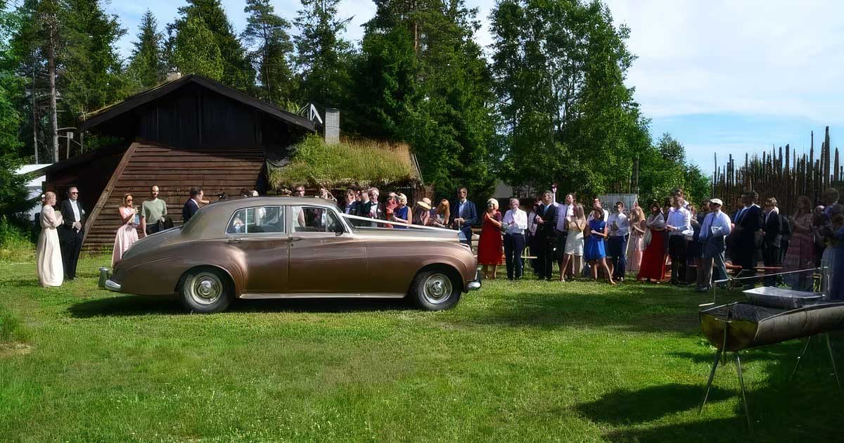 Staselig ankomst til bryllupet