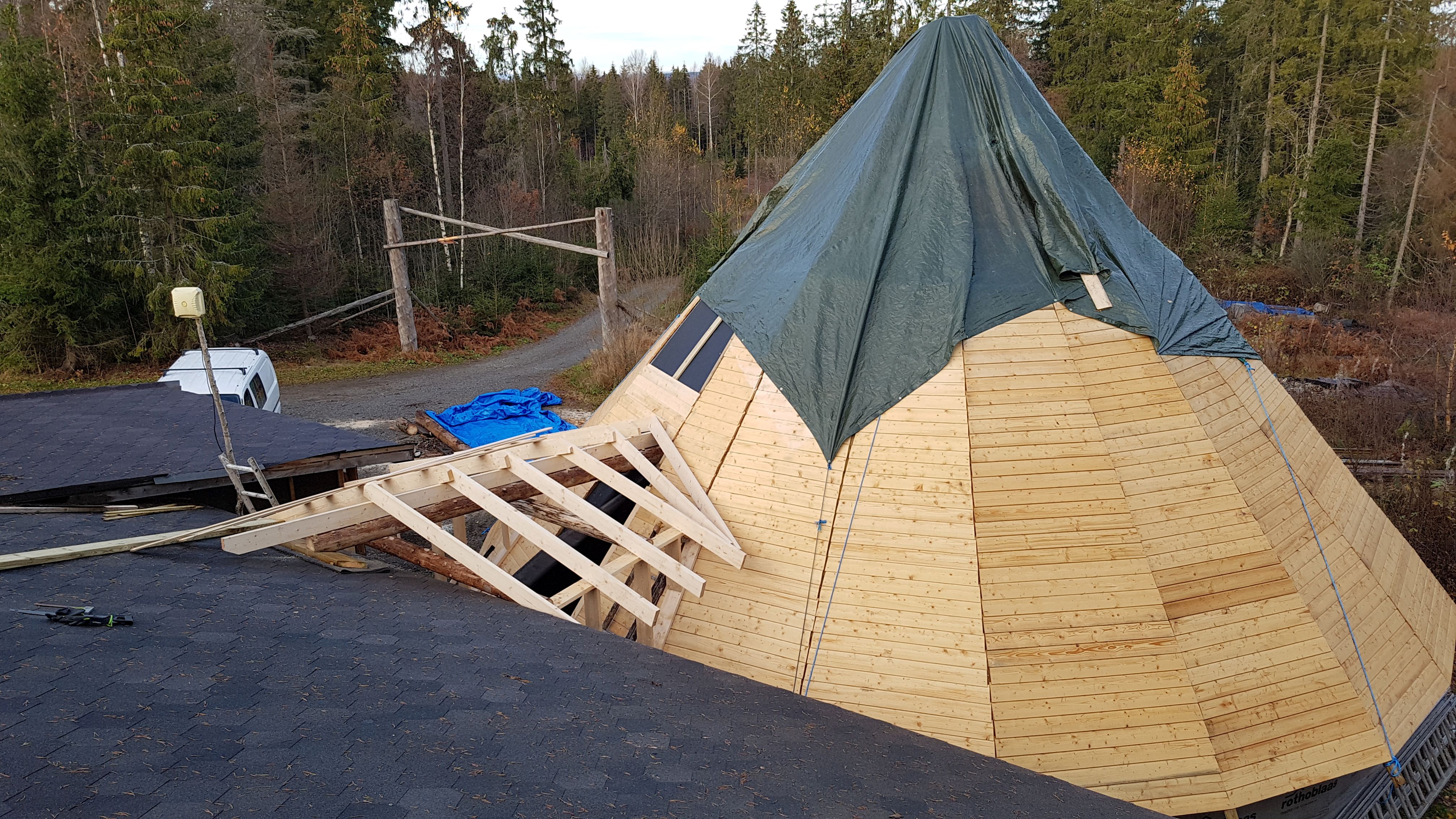 Les historien om utviklingen fra teltlavvo til solid helårsbygg.